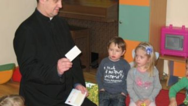 Przedszkole Jedyneczka - opłatek z ks. Grzegorzem 22.12.2012 r.